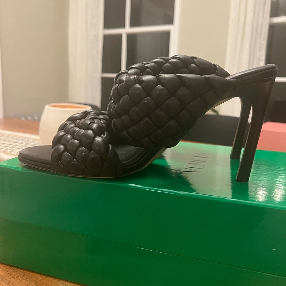 Bottega Veneta Curve leather mule sandals